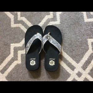 Size 8 Yellow Box flip flops Silver